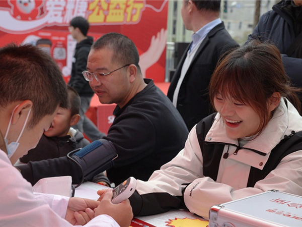 “小紅車”溫暖社區(qū)居民，愛(ài)糖公益行助力回歸健康生活